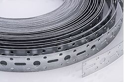 Feuillard acier galvanisé perforé